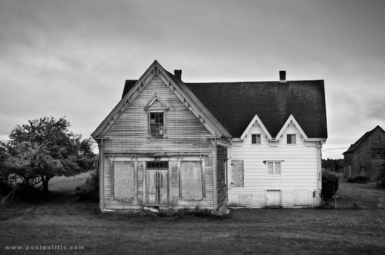 black-and-white-photography-abandoned-house